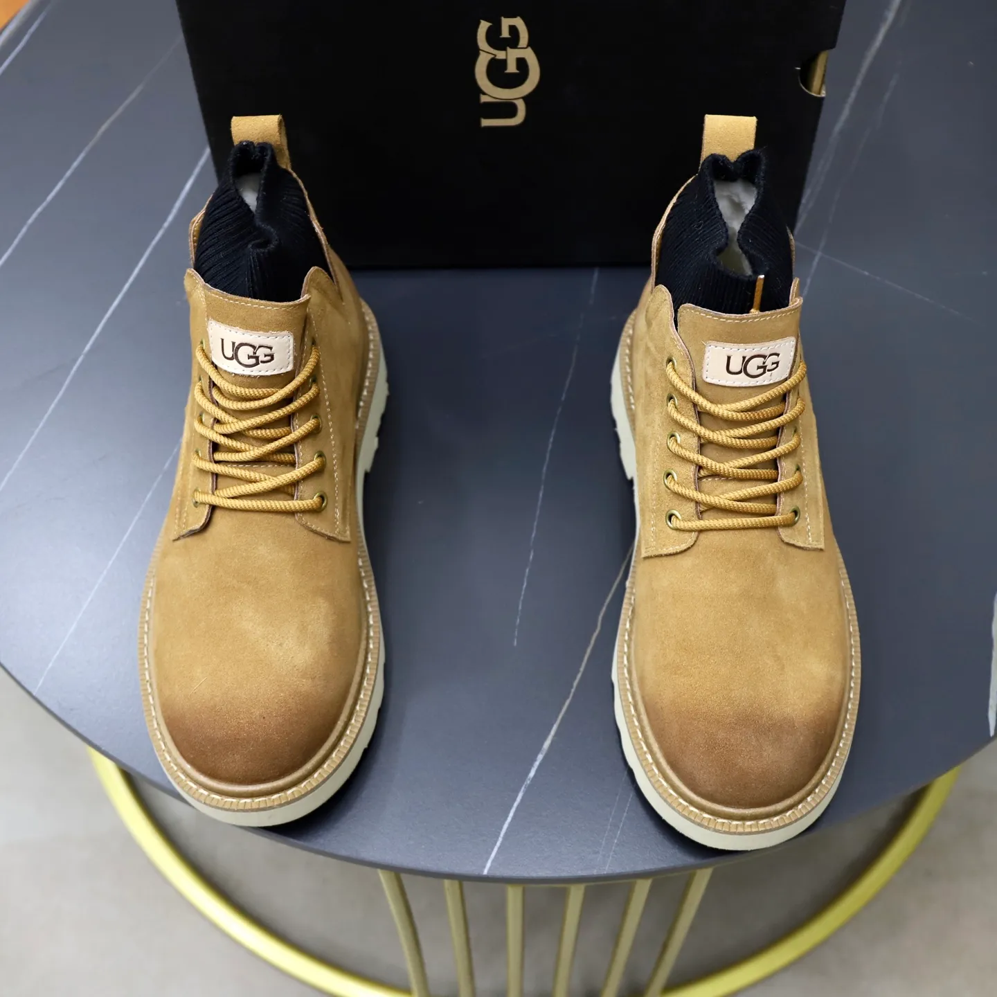 Ex-factory price: 640💰Thick wool imported from Australia Brand: UGG genuine purchase Size: 39-44 Grade: Official website 1:1 Material: First layer of genuine leather waterproof and antifreeze upper Real wool lining Original non-slip soft wear-resistant outsole Style category: Men's casual shoes Trendy style Comfortable on the feet Color: Official website color synchronization